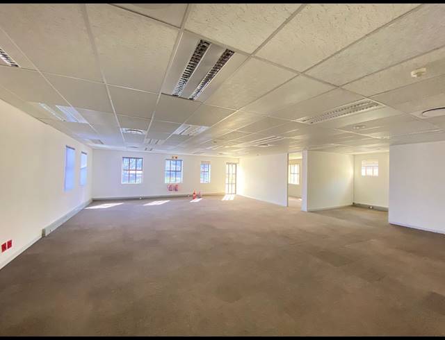370M² OFFICE TO LET IN BRYANSTON